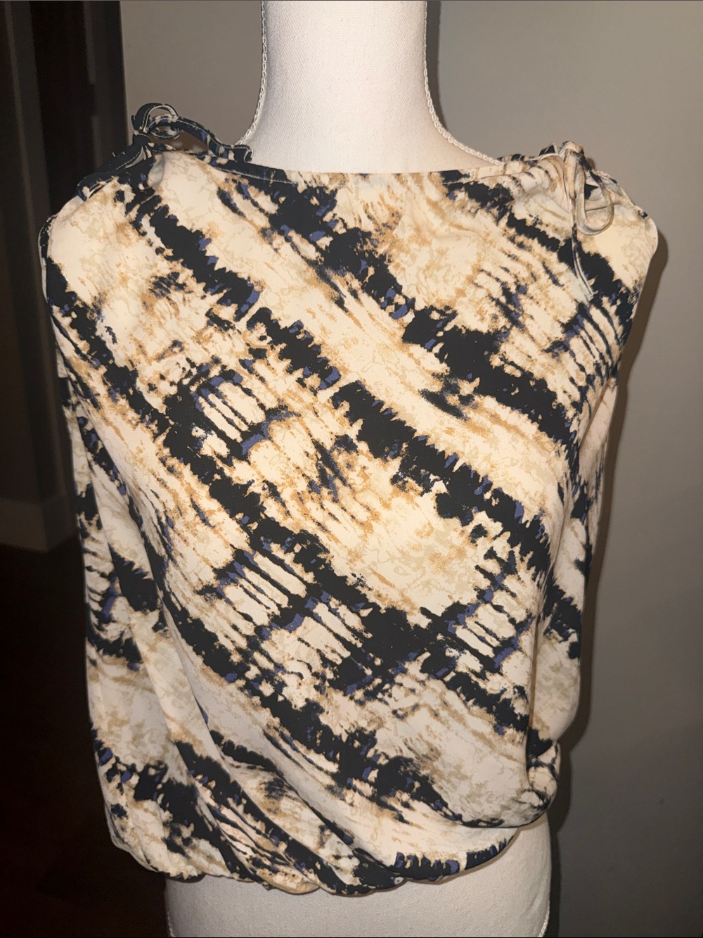 Evereve shoulder  tie tank style sleeveless Print Boatneck Top in Navy and Cream